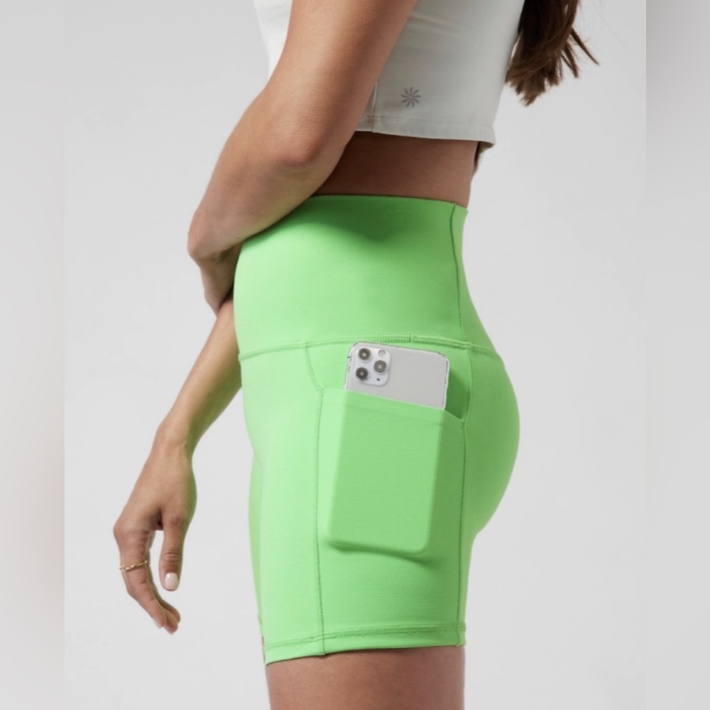 Athleta Salutation Stash Pocket II 5” Short, Lime Green, Large